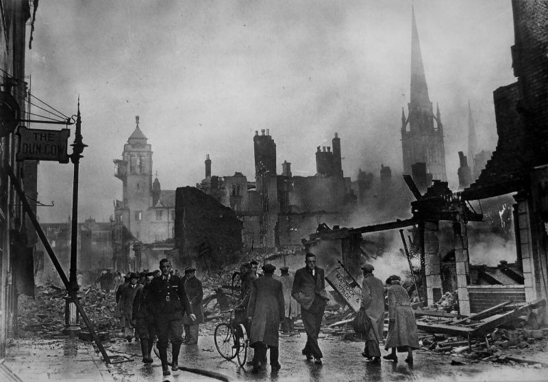 Прохожие на улице разрушенного немецкими бомбами Ковентри. Ноябрь 1940 г. 