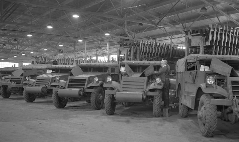 Сборка бронированных разведмашин Scout Car М3А1 в городе Кливленд. Декабрь 1941 г.