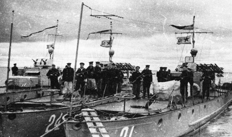 Корабли Краснознаменной амурской флотилии на реке Сунгари. 1945 г.