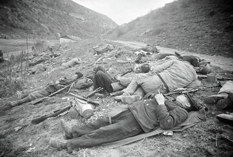 Бойцы морской пехоты отдыхают после боя у дороги в Севастополе. 1942 г. 