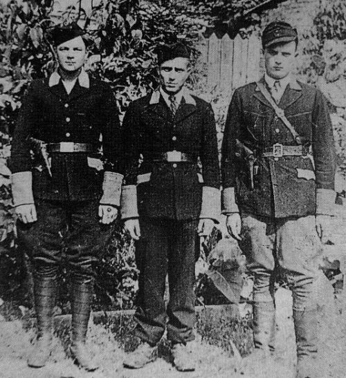 Сотрудники вспомогательной полиции «шуцманшафт» в оккупированном городе Несвиж. 1942 г.