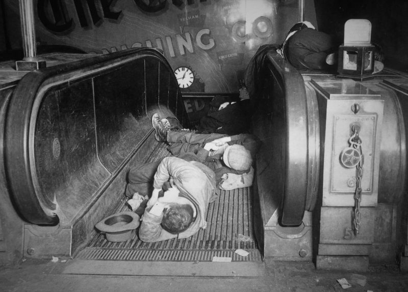 Жители Лондона спят на станции метро «Пикадилли» во время авианалета. 1940 г. 