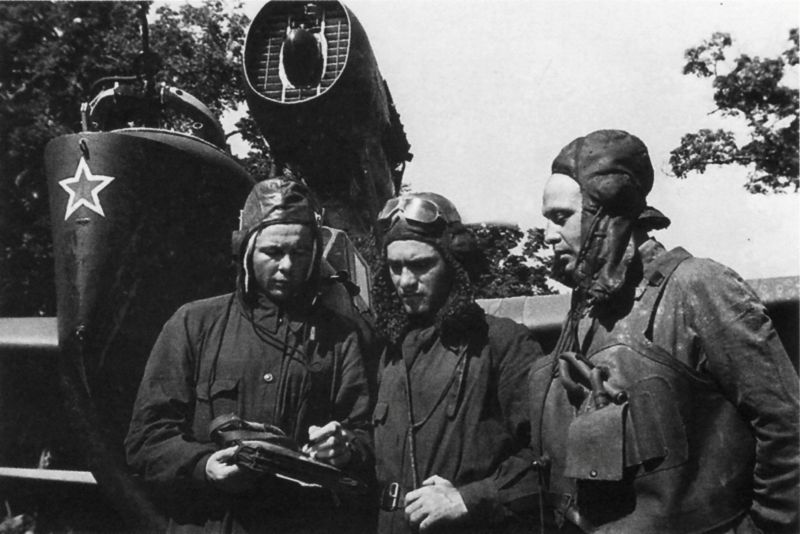 Экипаж самолета МБР-2 готовится к полету. 1945 г. 