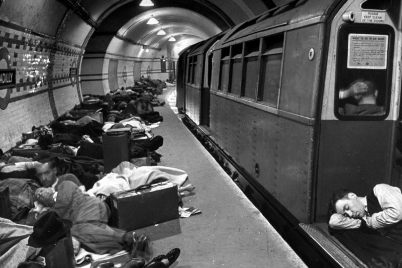 Жители Лондона спят на станции метро «Пикадилли» во время авианалета. 1940 г. 