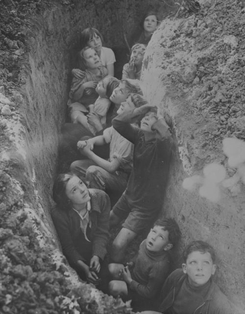 Британские дети ждут отмены воздушной тревоги. 1940 г.