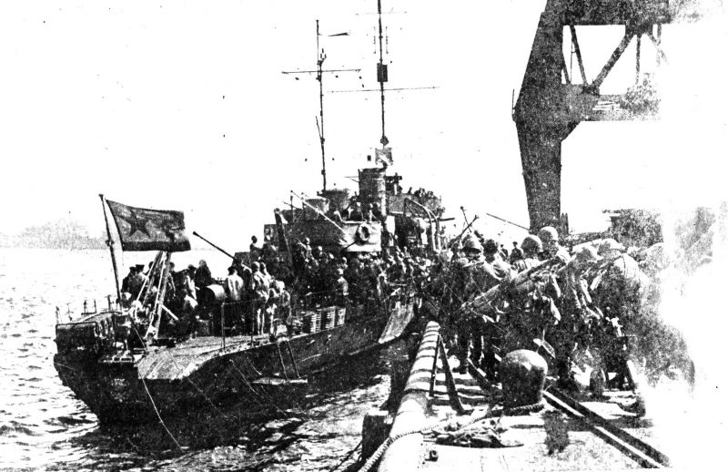 Сторожевой корабль «Метель» принимает на борт десант морской пехоты. 1945 г. 