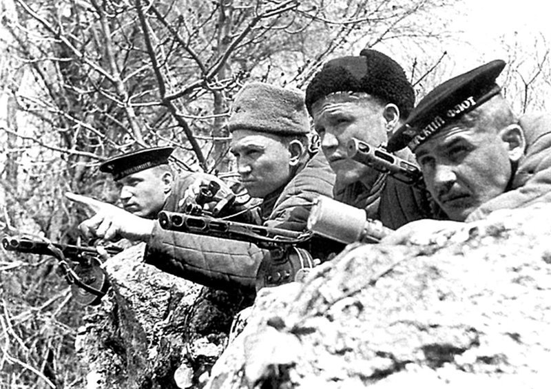 Бойцы 7-й бригады морской пехоты. Севастополь 1942 г.