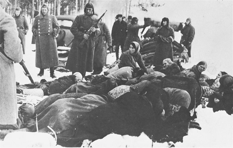 Украинская вспомогательная полиция готовятся к расстрелу евреев в Чернигове. 1942 г. 