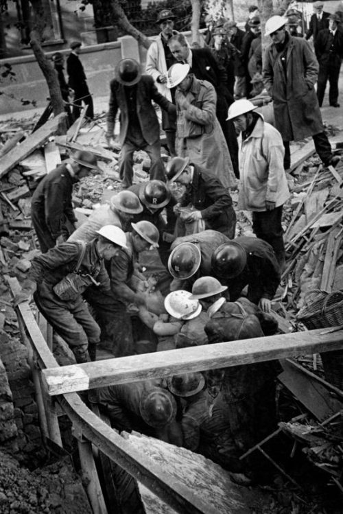 Лондонские спасатели извлекают из развалин пострадавших в результате авианалета. 1940 г.
