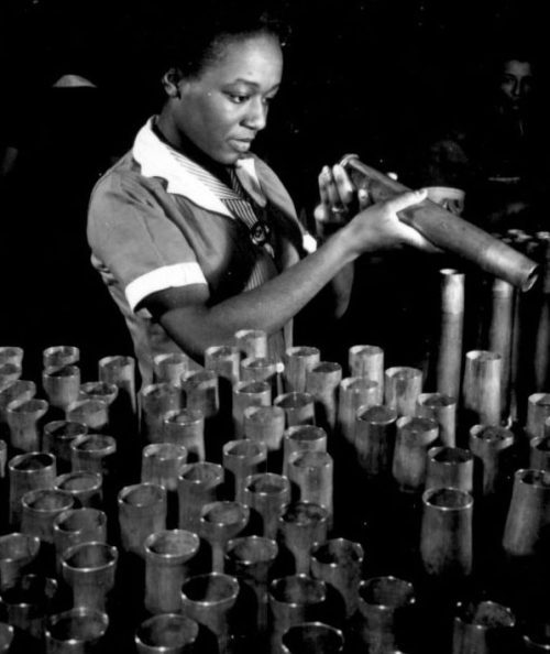 Работница завода Франкфорд Арсенал осматривает гильзы для 40-мм снарядов. 1941 г.