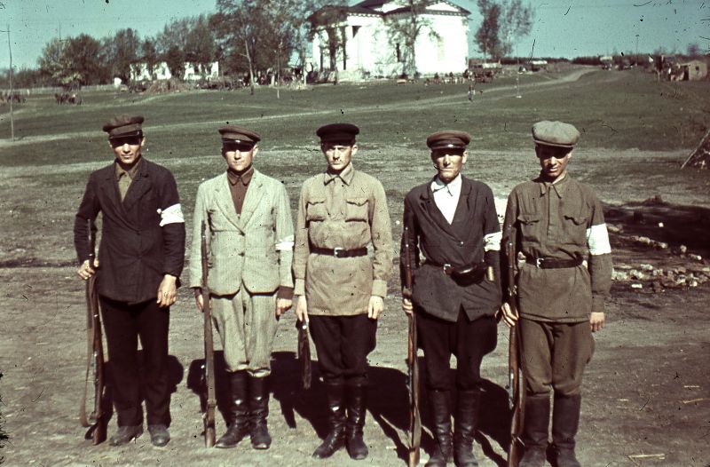 Полицаи в оккупированном советском селе. 1942 г. 
