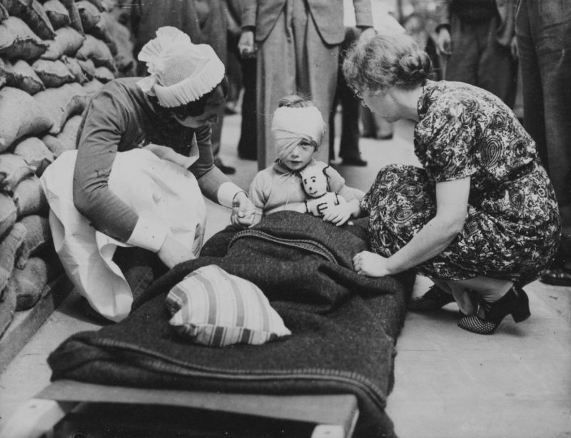 Британская девочка, раненая при налете Люфтваффе на Лондон. 1940 г. 
