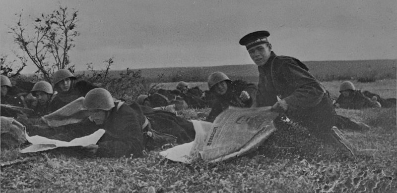 Морские пехотинцы Черноморского флота читают газеты. 1942 г. 