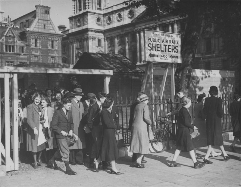 Жители Лондона выходят из бомбоубежища после окончания воздушной тревоги. 1940 г. 