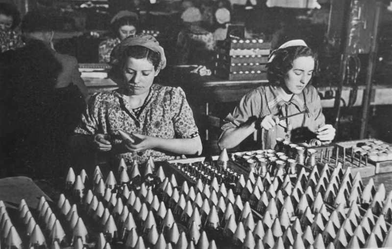 Девушки на производстве снарядов на заводе в Великобритании. 1940 г. 