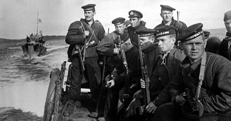 Морские пехотинцы во время десанта.