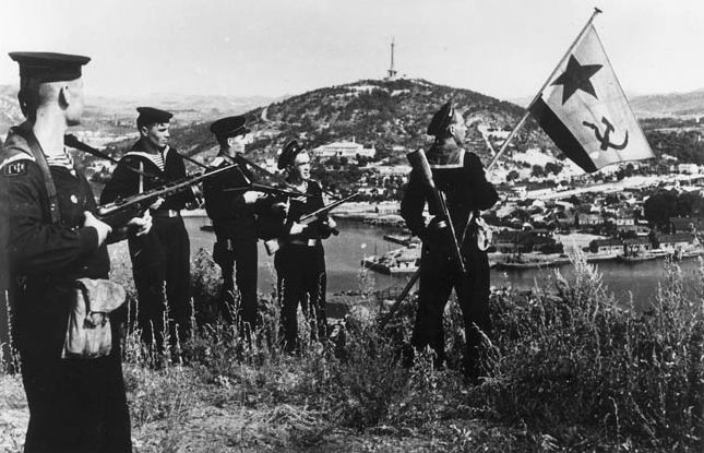 Моряки-десантники Тихоокеанского флота водружают флаг над Порт-Артуром. 1945 г.