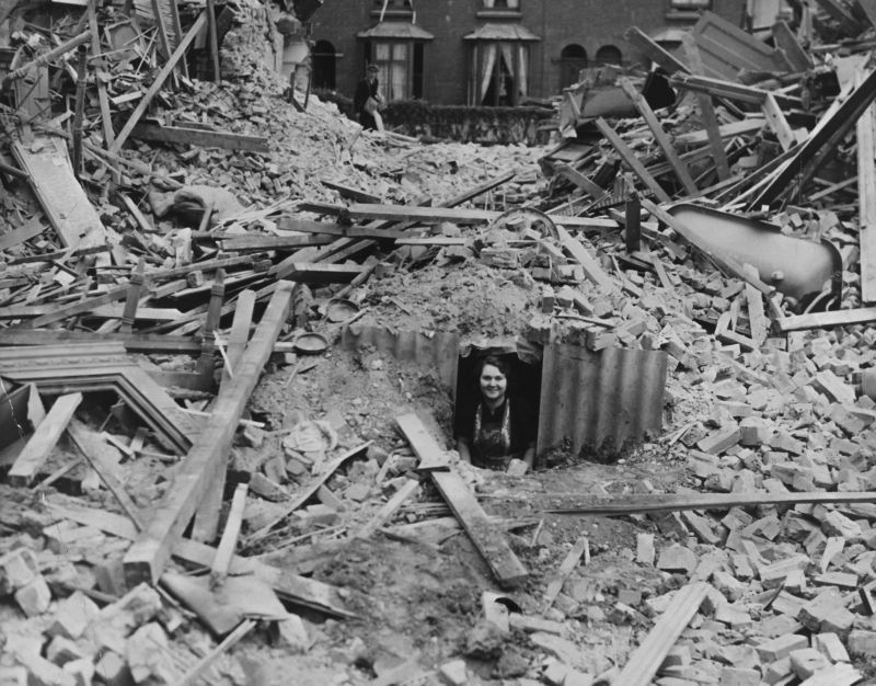 Женщина выглядывает из бомбоубежища в британском Портсмуте. 1940 г. 