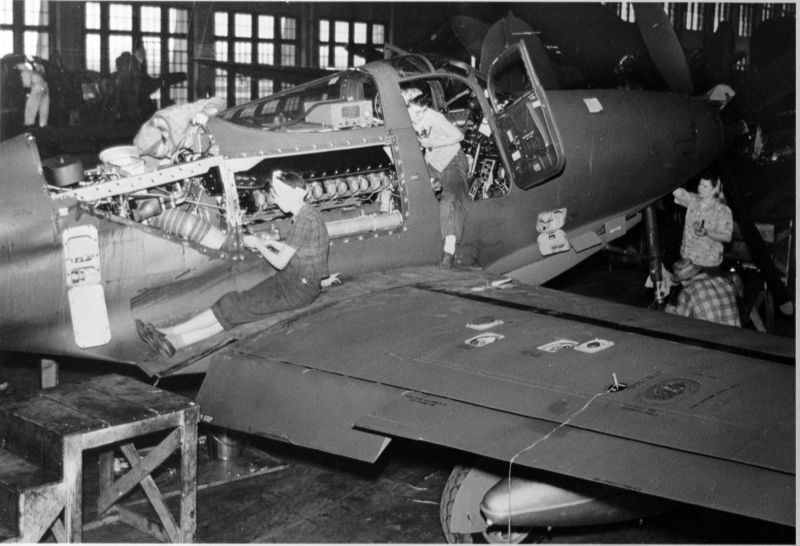 Женщины собирают самолет P-63 «Кингкобра». 1941 г. 