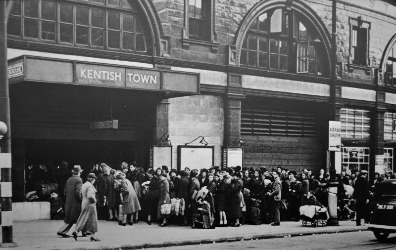 Очередь у входа на станцию метро в Лондоне после объявления воздушной тревоги. 1940 г. 