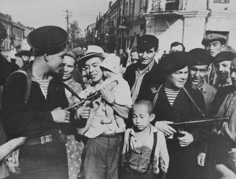 Моряки Амурской военной флотилии с жителями города в Маньчжурии. 1945 г.