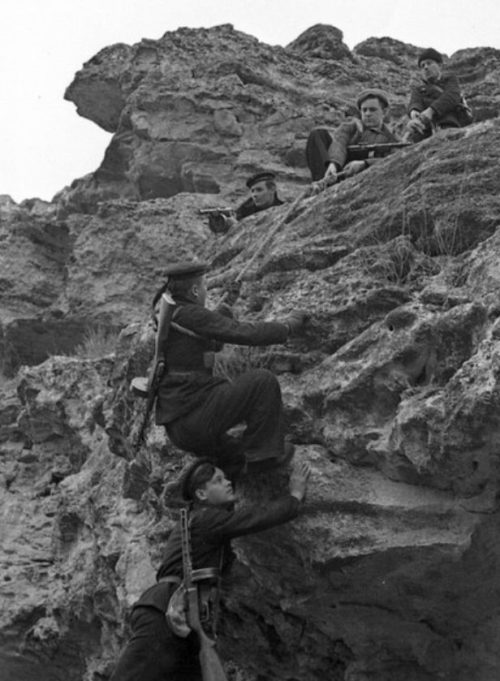 Разведчики 8-й бригады морской пехоты в тылу врага. 1942 г.