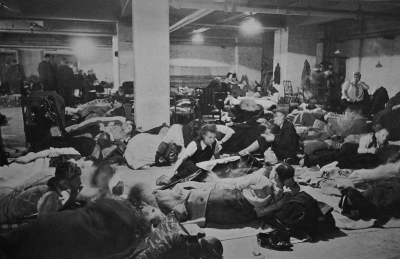 Жители Лондона в бомбоубежище в подвале магазина на Риджент. 1940 г. 
