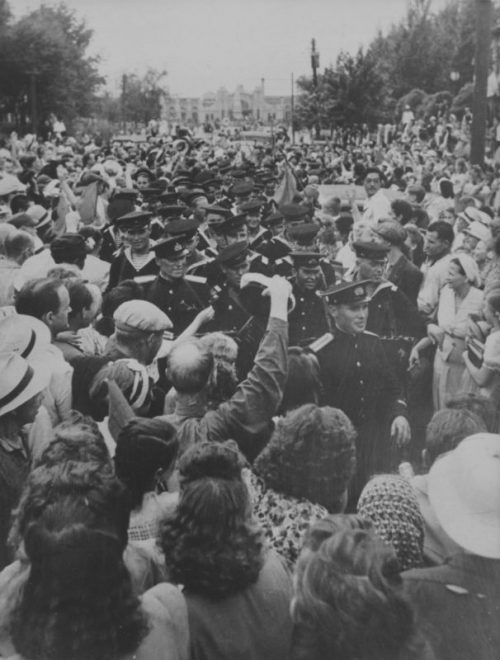 Жители Харбина приветствуют группу офицеров и матросов Амурской военной флотилии. 1945 г.