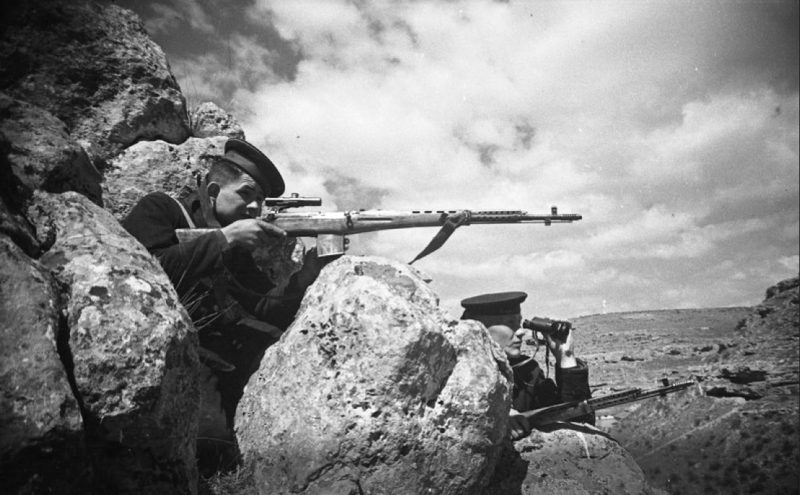Разведчики 8-й бригады морской пехоты в тылу врага. 1942 г.