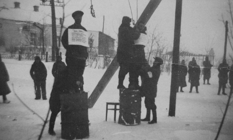 Полицаи казнят советских граждан на улице города Богодухов Харьковской области. 1942 г.