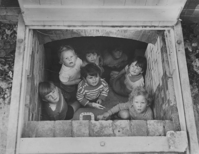 Лондонские дети укрываются от бомбежек. 1940 г. 