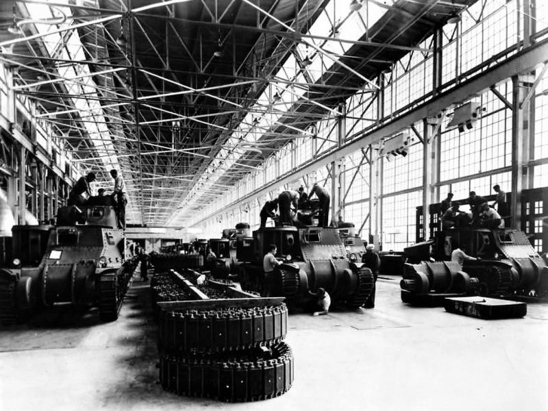 Сборка танков М3 «Генерал Ли» на сборочной линии завода корпорации «Крайслер». 1941 г.