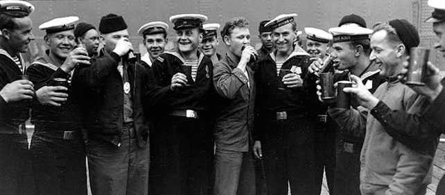 Советские и американские моряки празднуют капитуляцию Японии. 1945 г. 