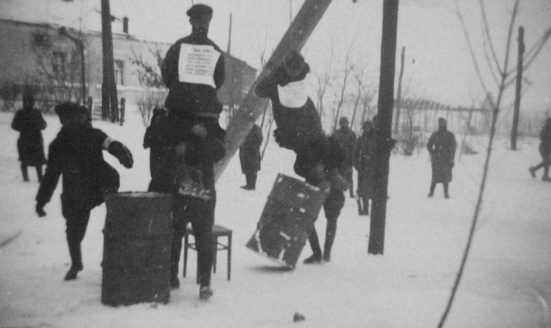 Полицаи казнят советских граждан на улице города Богодухов Харьковской области. 1942 г.