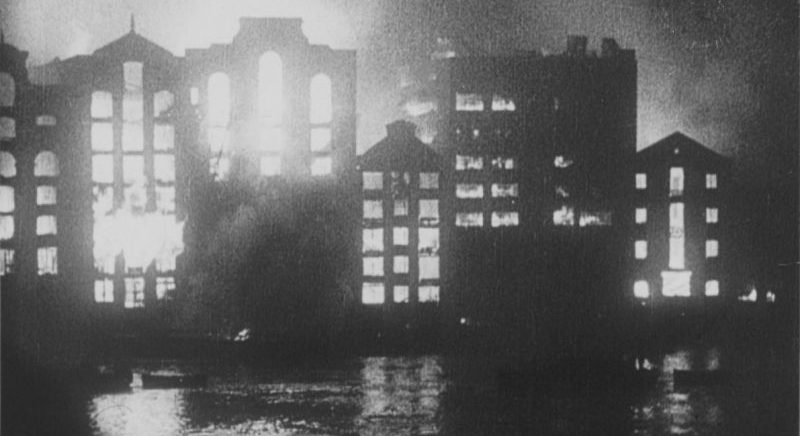 Горящие дома после налета немецкой авиации на Лондон. 1940 г. 