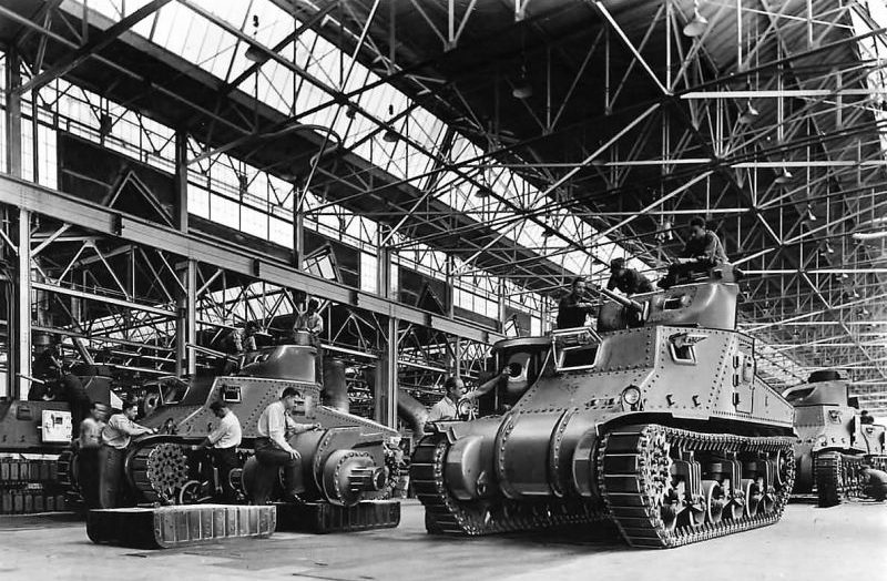 Сборка танков М3 «Генерал Ли» на сборочной линии завода корпорации «Крайслер». 1941 г.