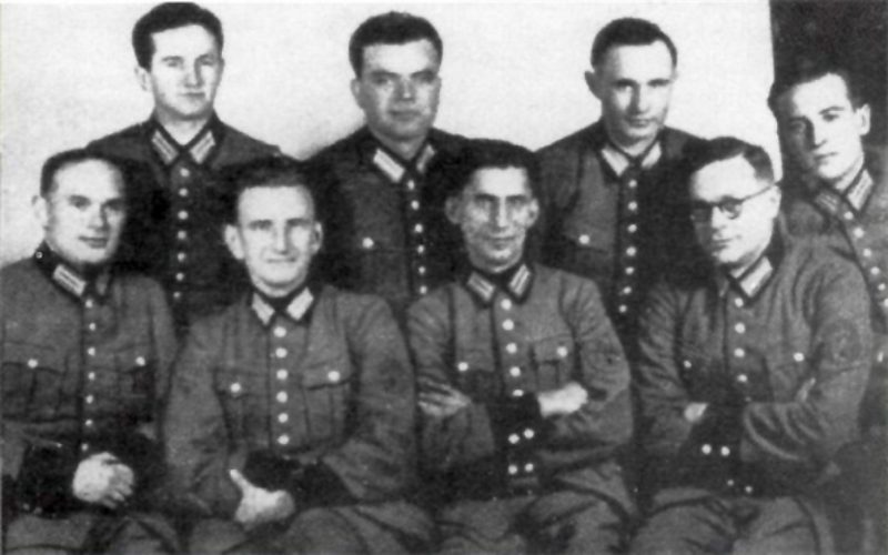 Украинские руководители 201-го батальона шуцманшафта. Роман Шухевич - второй слева. 1942 г.