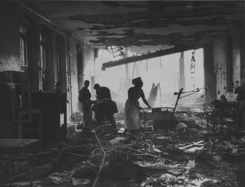 Палата одной из больниц Лондона после налета немецкой авиации. 1940 г. 