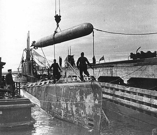 Погрузка торпеды на советскую подводную лодку Щ-320 в Кронштадте.