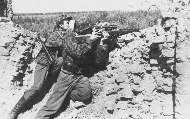 Снайперы из состава Латышской дивизии СС на огневой позиции в районе Волхова. Март 1943 г. 