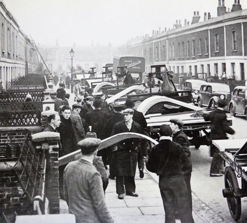 Разгрузка листов из гофрированного металла для «убежищ Андерсона» на улице Лондона. 1940 г. 
