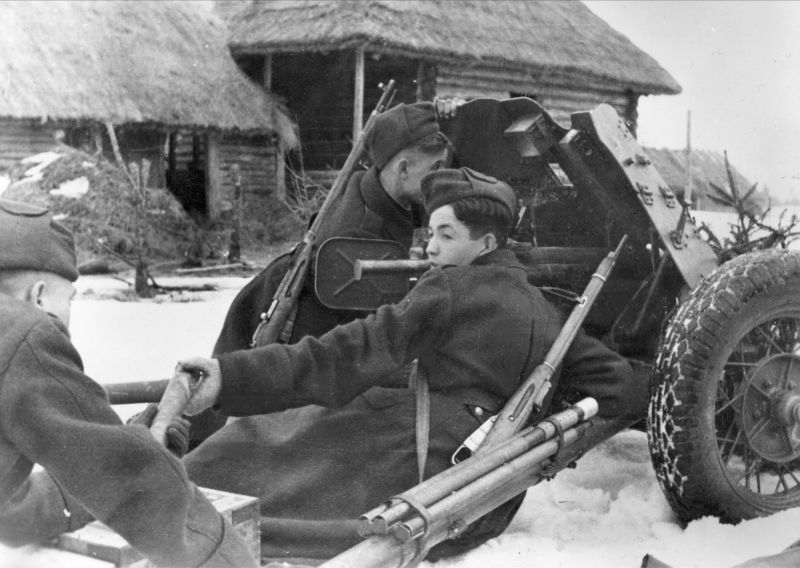 Расчет советской противотанковой пушки из коллаборационистов. Март 1943 г. 