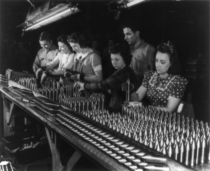 Рабочие обрабатывают заготовки 37-мм противотанковых снарядов на заводе в Огайо. Февраль 1942 г. 
