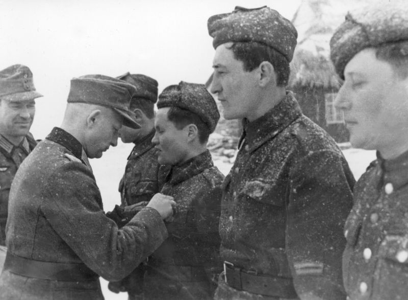 Немецкий офицер награждает солдат «восточных» частей медалями «За храбрость и заслуги». Март 1943 г. 