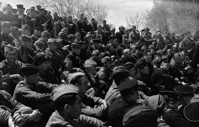 Бойцы 7 бригады морской пехоты ЧФ во время выступления концертной бригады. 1942 г.