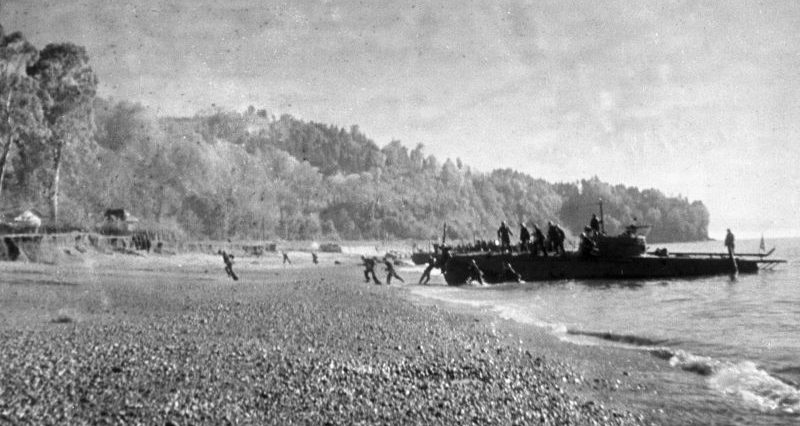Морские пехотинцы высаживаются в районе Сухуми. 1942 г. 