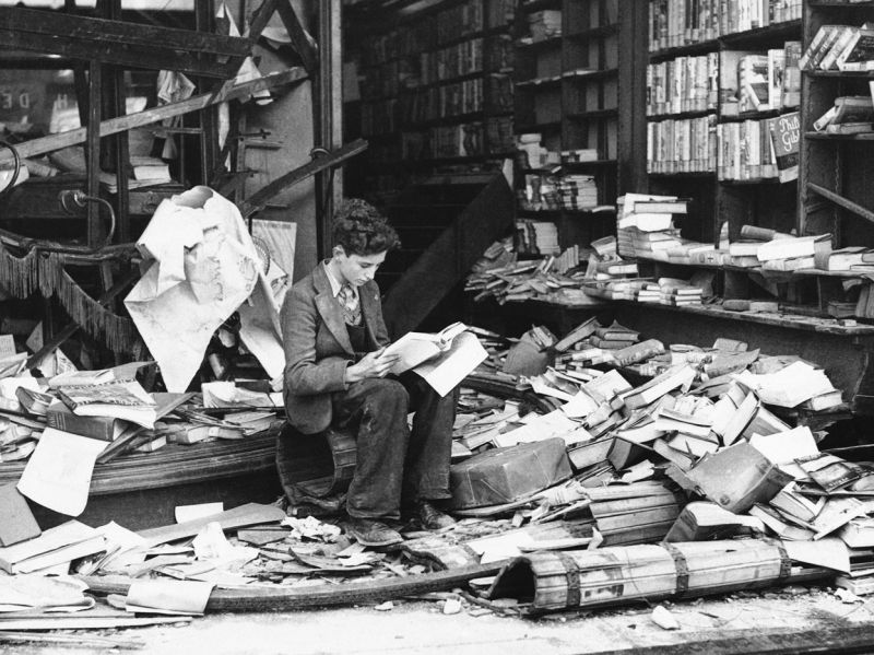 Мальчик среди руин разбомбленного лондонского книжного магазина. 1940 г. 