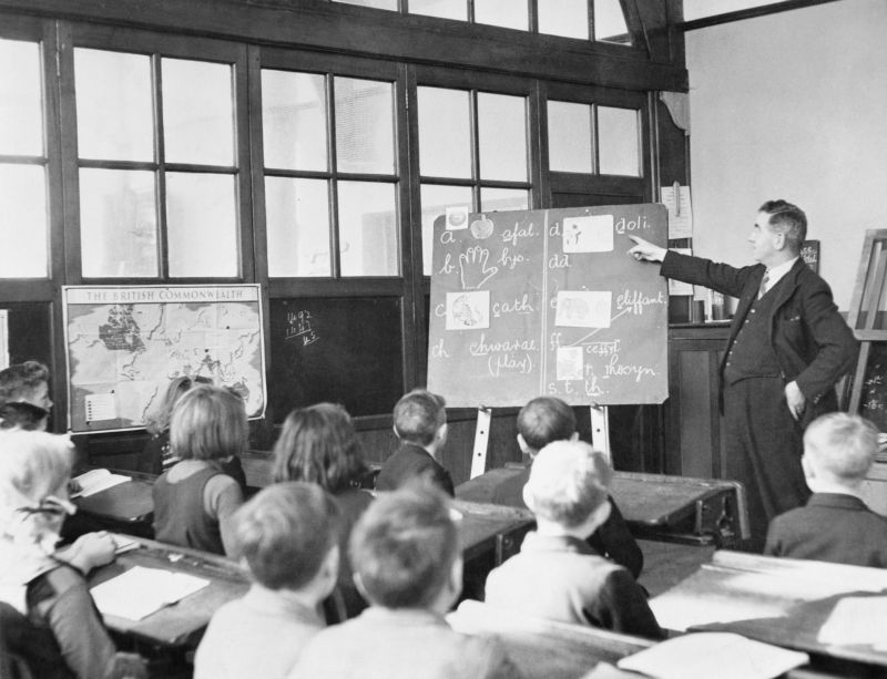 Эвакуированные из Лондона дети на уроке валлийского языка в школе в Уэльсе. 1940 г. 