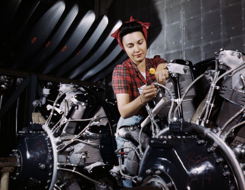 Работница North American Aviation за сборкой двигателя самолета на заводе в Калифорнии. Июнь 1942 г.