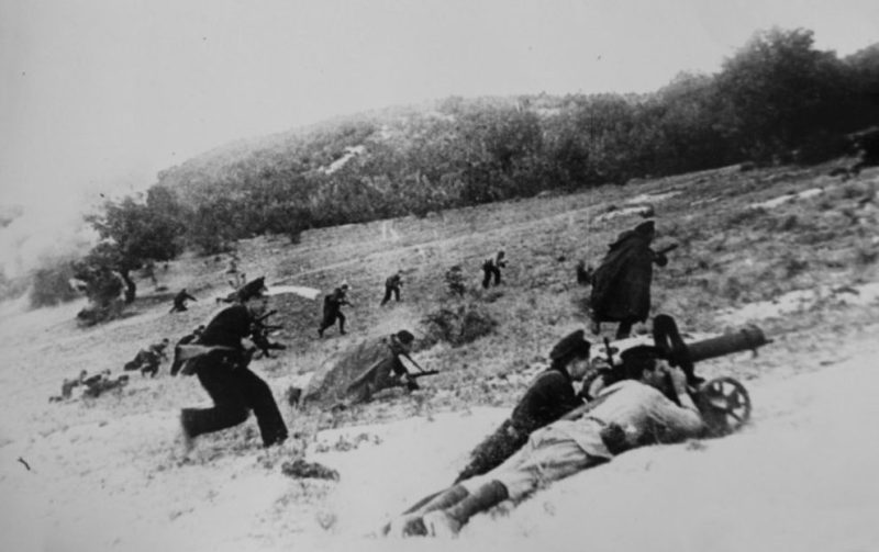 Бойцы морской пехоты ведут бой за высоту на подступах к Туапсе. 1942 г.